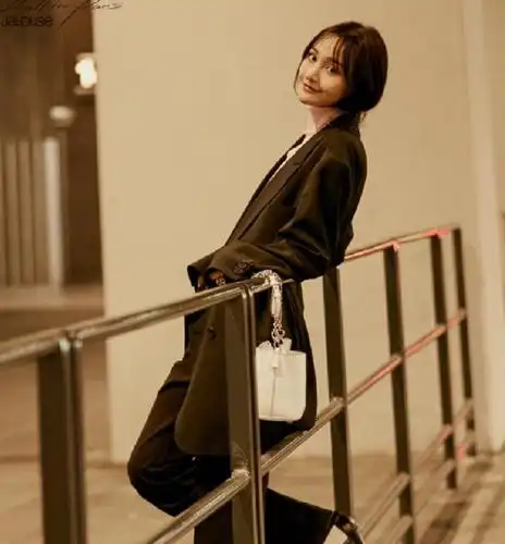 郑爽黑色西装郑爽鼻子却遭质疑整容具体始末心疼爽妹子