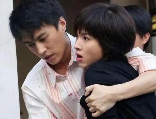 与大9岁江珊热恋5年后,靳东转头娶二婚的她,现一家4口幸福美满|李佳