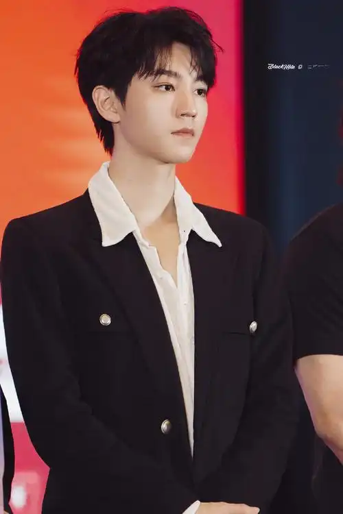 葛优王俊凯出席刺猬见面会##王俊凯西装配牛仔裤