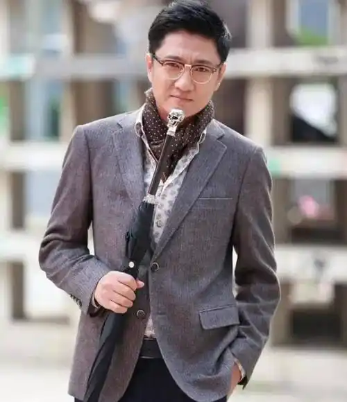 他曾经和范冰冰合作,是范冰冰的理想男友,妻子是一名普通的护士_韩青