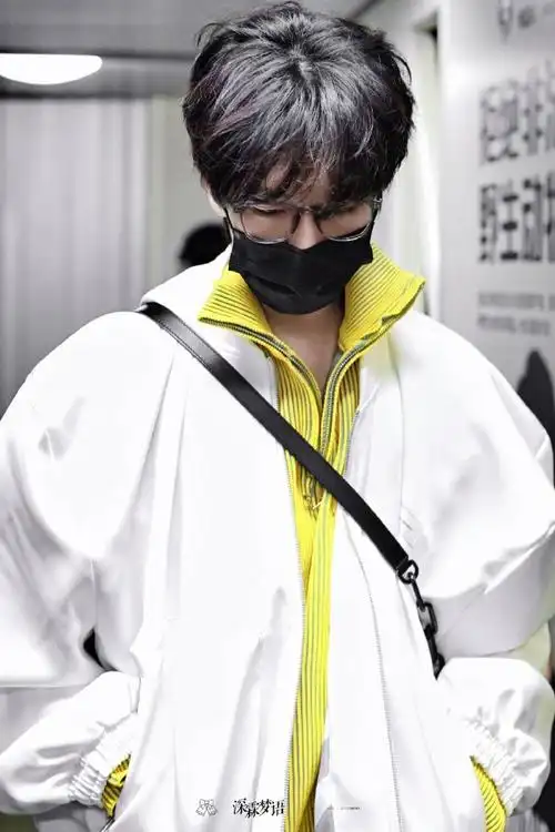 贺峻霖白色外套机场路透
