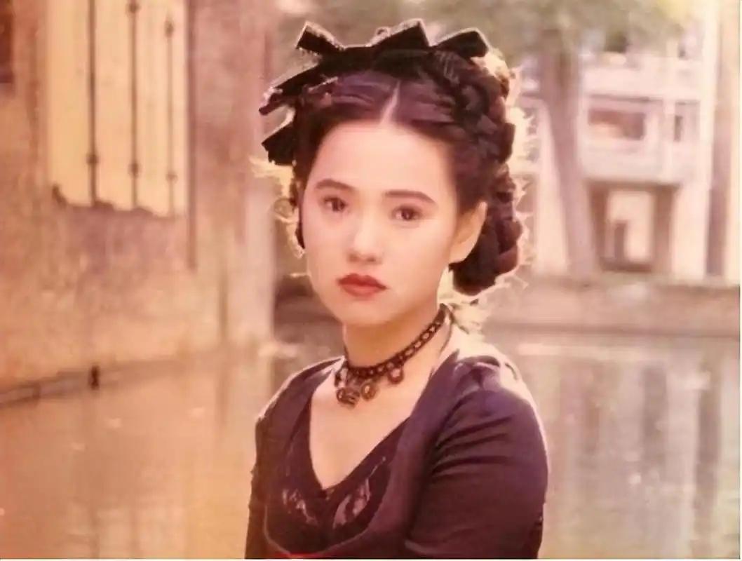 秦昊老婆跑韩国打水光针,56岁伊能静满脸针眼,感慨:真的很痛