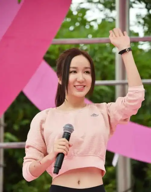 娄艺潇现身活动现场,脸型明显"发福",看完"全身"谁能受得了|163_手机