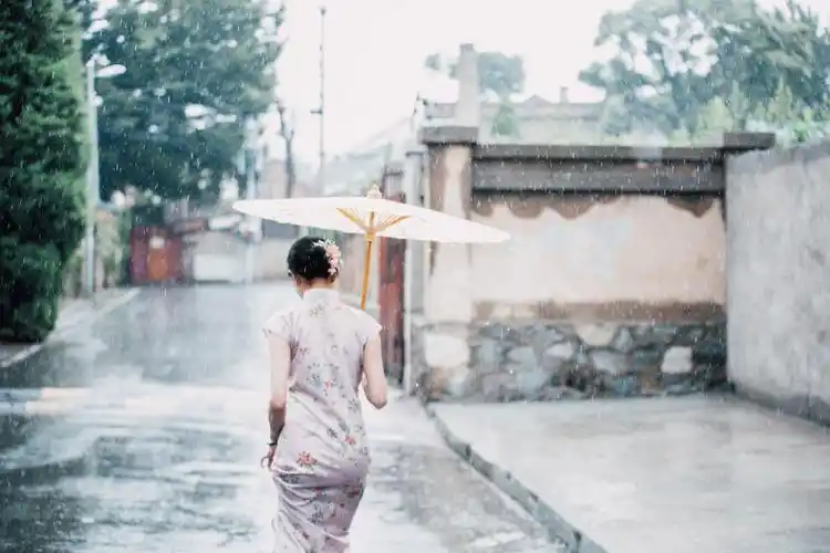油纸伞的雨巷唯美图片撑油纸伞的女人唯美图片油纸伞雨巷撑油纸伞的