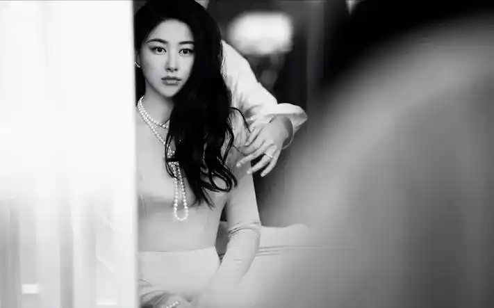 之前朱珠在国外的时候,还与尤文图斯足球俱乐部老板拉波·埃尔坎谈过