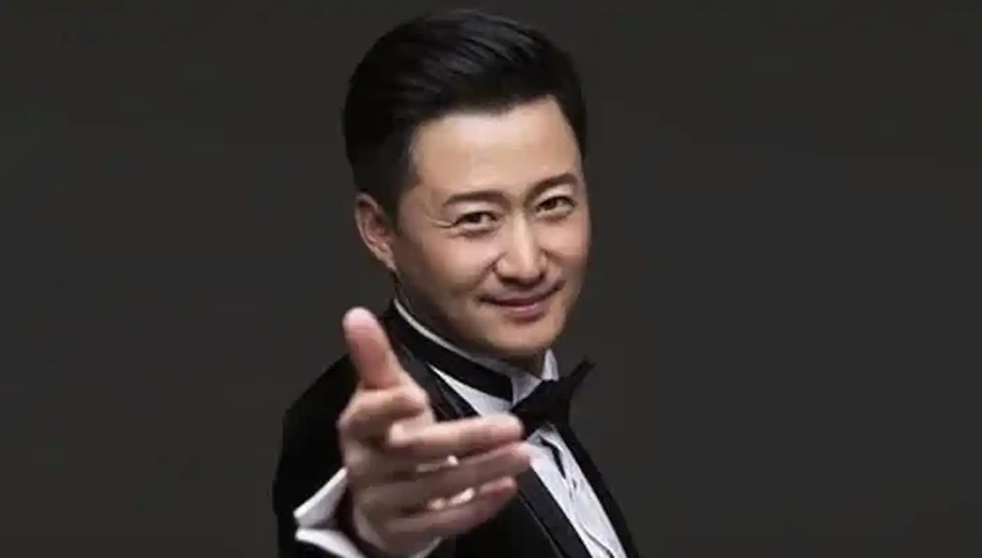 中国百亿票房男演员,你最喜欢哪一位?  第一名:吴京  (325.