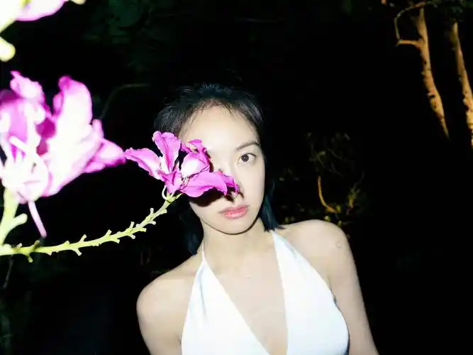 宋茜,身穿泳衣沙滩裤,皮肤白皙透亮尽显好气质_旅游_美女_眼睛