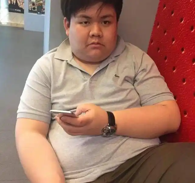 如今mos的身高是185cm,体重只有80公斤,减肥后他看起来非常健康帅气