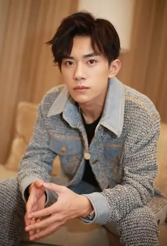 男生四六分短发帅气冲天 洋气青春十足的卷发赏析