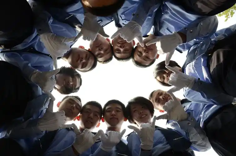 怎样拍有趣的集体照分享一下大家有趣的集体照吧