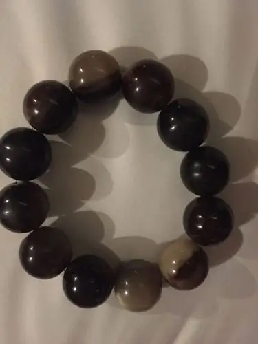 朋友送了一串犀牛角手串 请问朋友们谁懂佛珠手串 有人知道多少钱么?