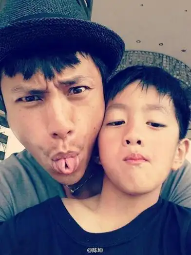 近日,"毒舌主持"金星在节目中大胆向陈坤抛出了这个犀利话题,然而