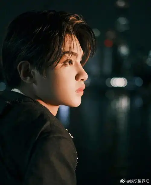 黄明昊最新写真释出