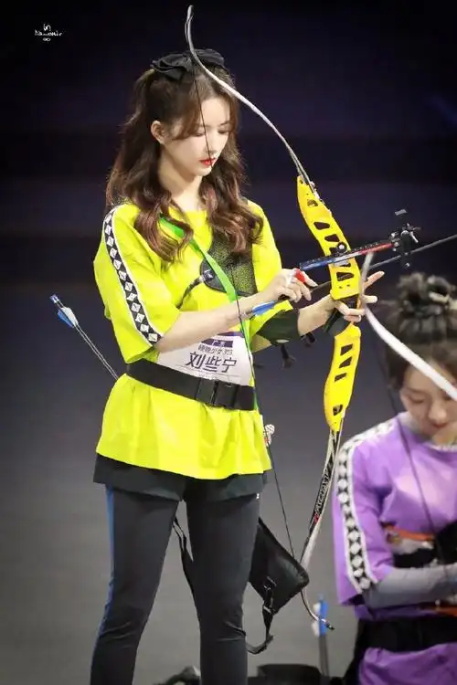 刘些宁射箭好美