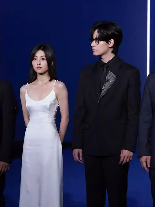 胡先煦张子枫蓝毯同框氛围感十足