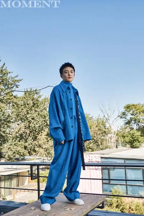 李泽锋面具胸针点缀墨绿色西装休闲与绅士的碰撞