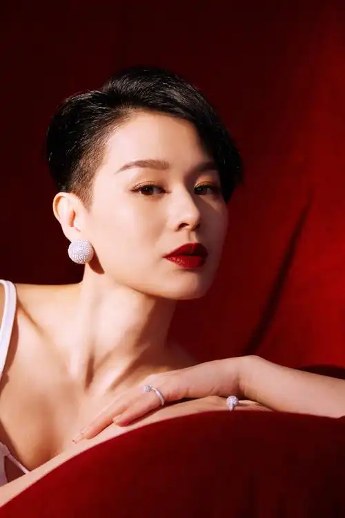 短发也性感胡杏儿短发造型搭配性感礼服裙镂空露肤真是高级