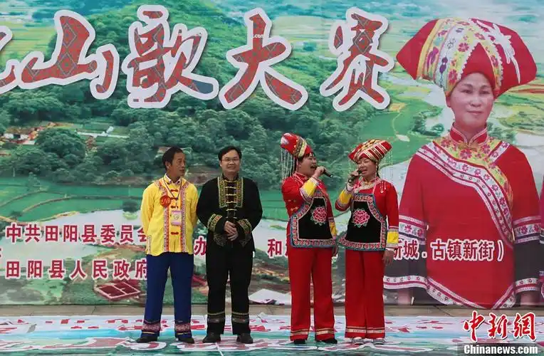 广西布洛陀民俗文化旅游节开幕 歌手在对唱山歌