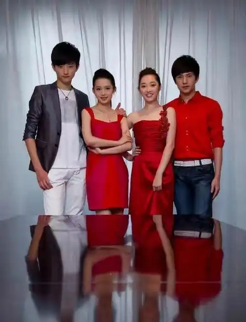 多年以前,杨洋,李沁,蒋梦婕,于小彤曾同时出现在一张照片中,他们当时