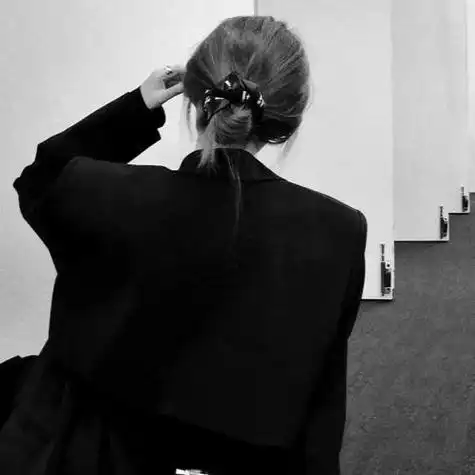 西装革履女生头像