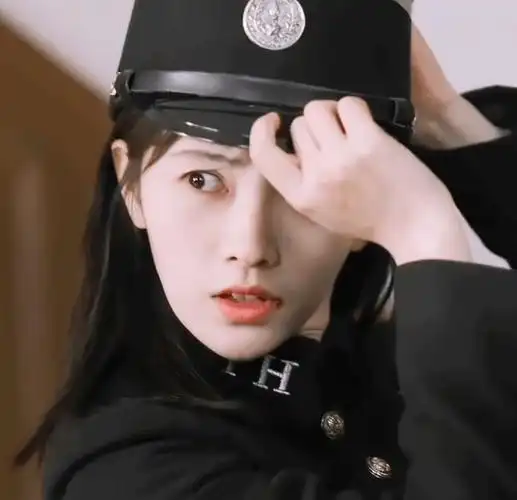 谁说鞠婧祎太可爱穿不了军装的?在导演强烈要求下,成品帅到不敢认