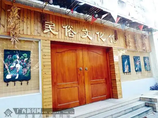 民俗文化馆骗游客上香敛财游客被骗喊救命