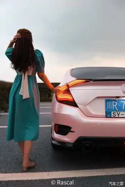 手撩头发,来个唯美的背影杀,也是很有意境的感觉