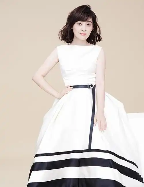 梅婷剪短发后太惊艳!穿条纹衬衫配牛仔裙像少女,整个人美回18岁