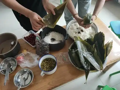 "浓情端午,粽飘香"东田庄乡中心幼儿园教职工包粽子活动