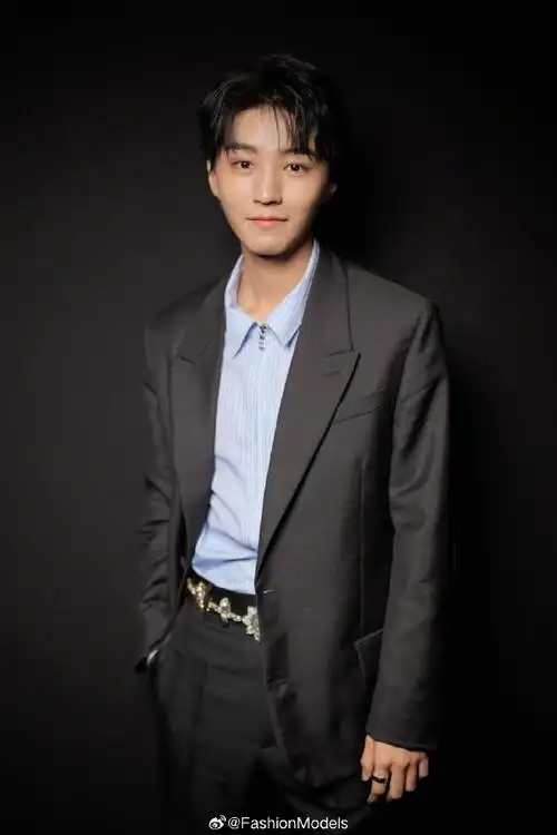 #巴黎时装周##王俊凯巴黎时装周看秀生图#