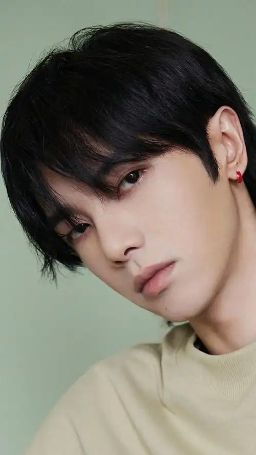 华晨宇让你第一眼就呼吸骤停的图片