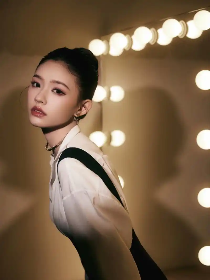 林允绝美白色t恤写真,身材性感气质惊人,太美了!