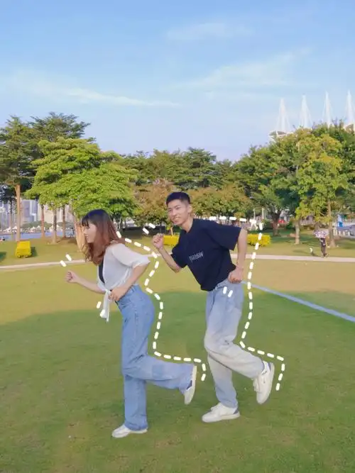 朋友圈情侣合照别再怼脸拍了,这样拍才有意思!__财经头条