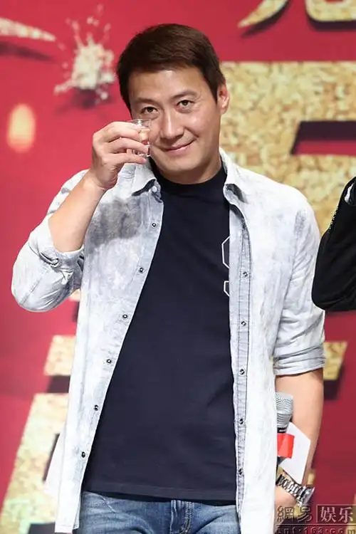 黎明导演今日很开心 笑到鱼尾纹灿烂盛放