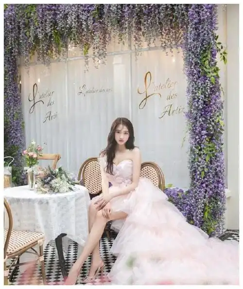 例如这一组照片,关晓彤就用"前短后长"的婚纱轻松凹出大长腿