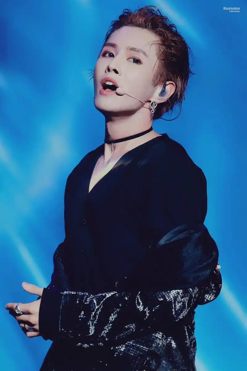 李汶翰的喉结也太性感了吧!李汶翰这个男人真的太苏了.