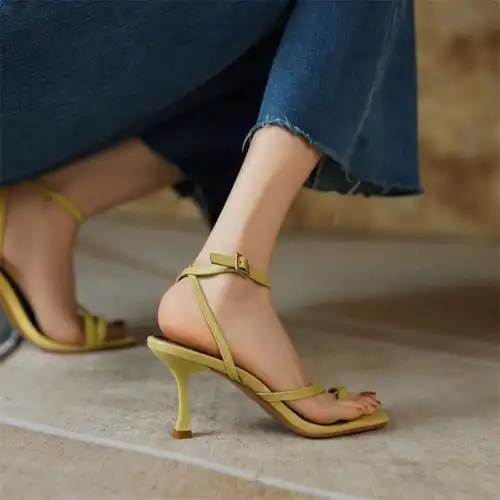 巨显脚白的一字带高跟凉鞋