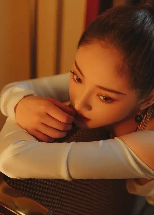 周洁琼眼神撩人女王范十足无袖上衣秀精致锁骨氛围感拉满