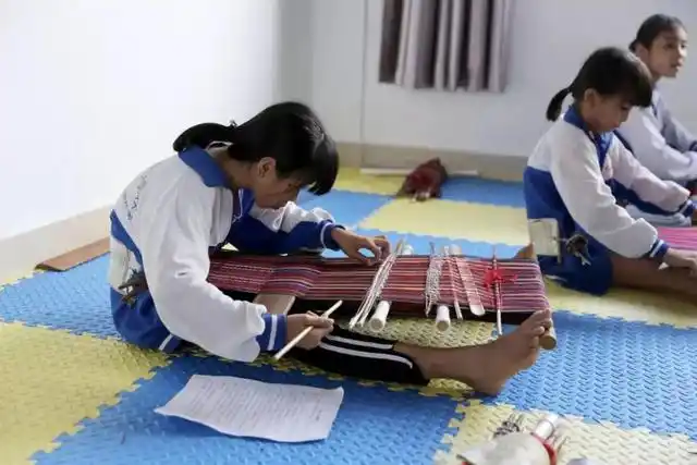 学校的教室,走廊和篮球场都非常平整,光脚也十分安全.