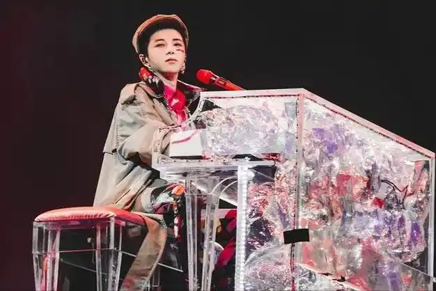 华晨宇演唱会引热议打哈欠翻白眼满脸不屑穿白袍成真法师