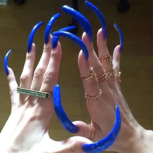 世界上指甲最长的人,指甲总长度达到9米,左手因此永久受损_腾讯新闻