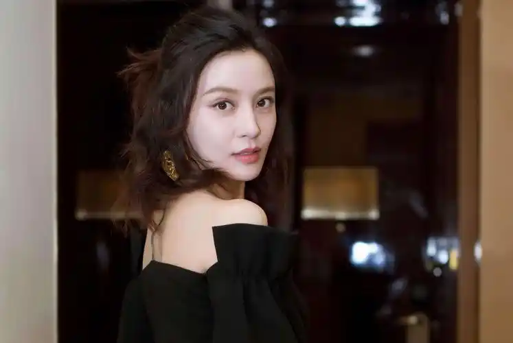 施诗气质型女演员壁纸-明星壁纸 - 壁纸之家