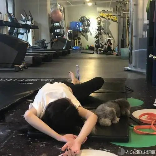 宋妍霏晒健身照显好身材,戏称昏厥被网友安利去找吴宣仪