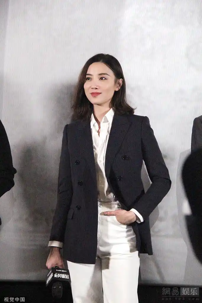 宋佳玩转西装杀单手插兜酷帅干练