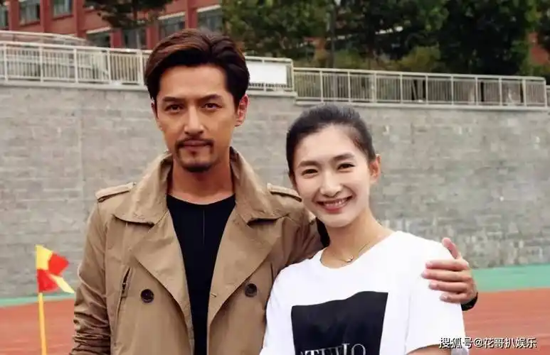 胡歌携黄曦宁参加聚会,夫妻同框照引热议,粉丝吐槽嫂子配不上他_老婆