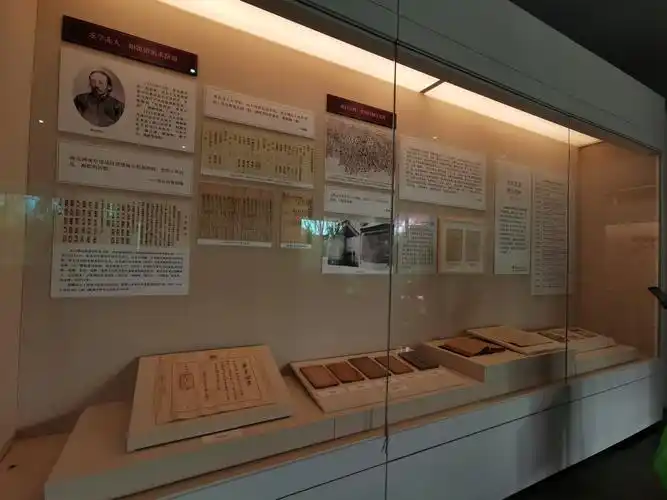 参观北大校史馆