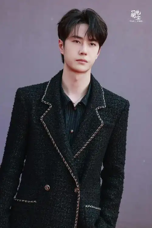 帅的@uniq-王一博 67王一博微博电影之夜红毯图黑色小香风外套造型