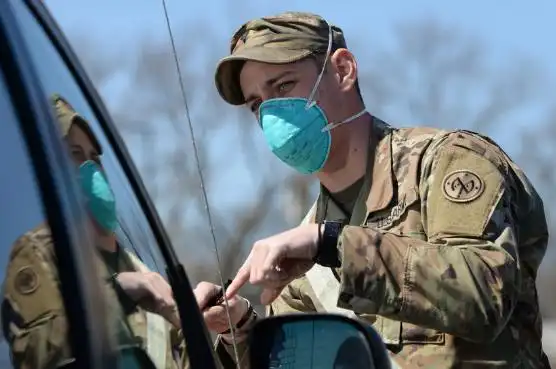 美国军人用缝降落伞的手艺缝口罩,医学院学生提前毕业支援