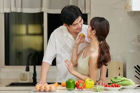 厨房里恩爱的夫妻形象图片素材
