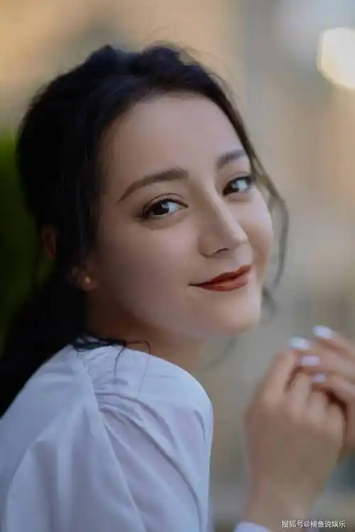 原创迪丽热巴美得好过分!白衬衫造型尽显优雅范,一颦一笑太动人